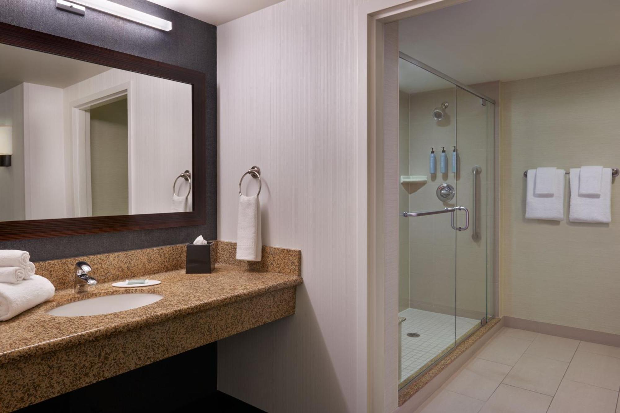 Courtyard By Marriott Calgary Airport Hotel Eksteriør billede