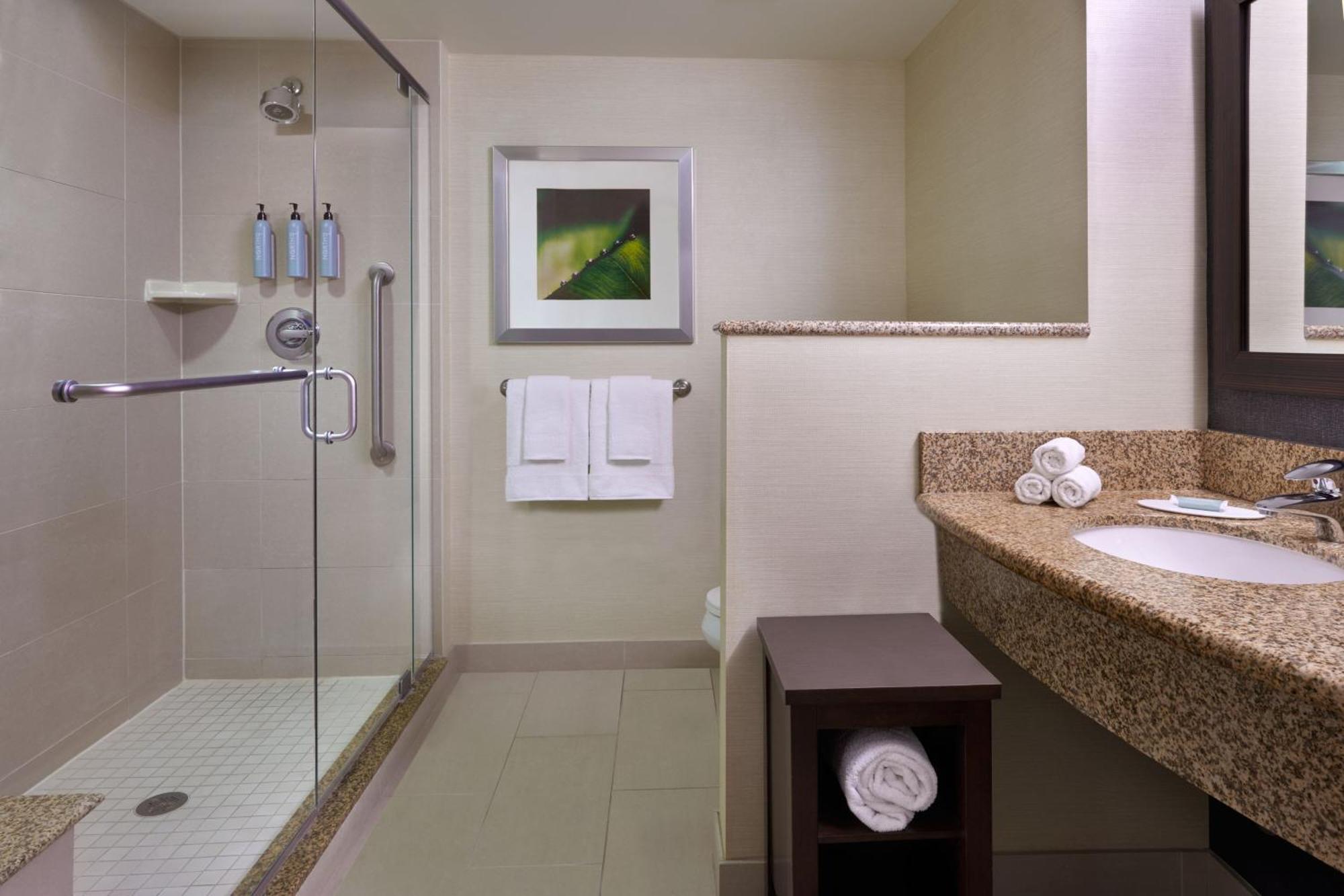 Courtyard By Marriott Calgary Airport Hotel Eksteriør billede